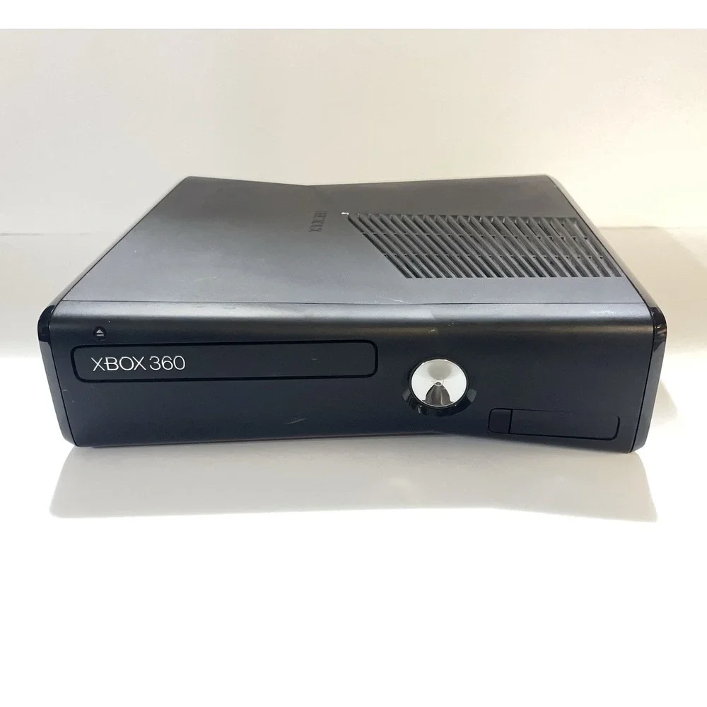 XBOX 360 Console, 4 Games, Kinect, 2 Controllers, AV Cords